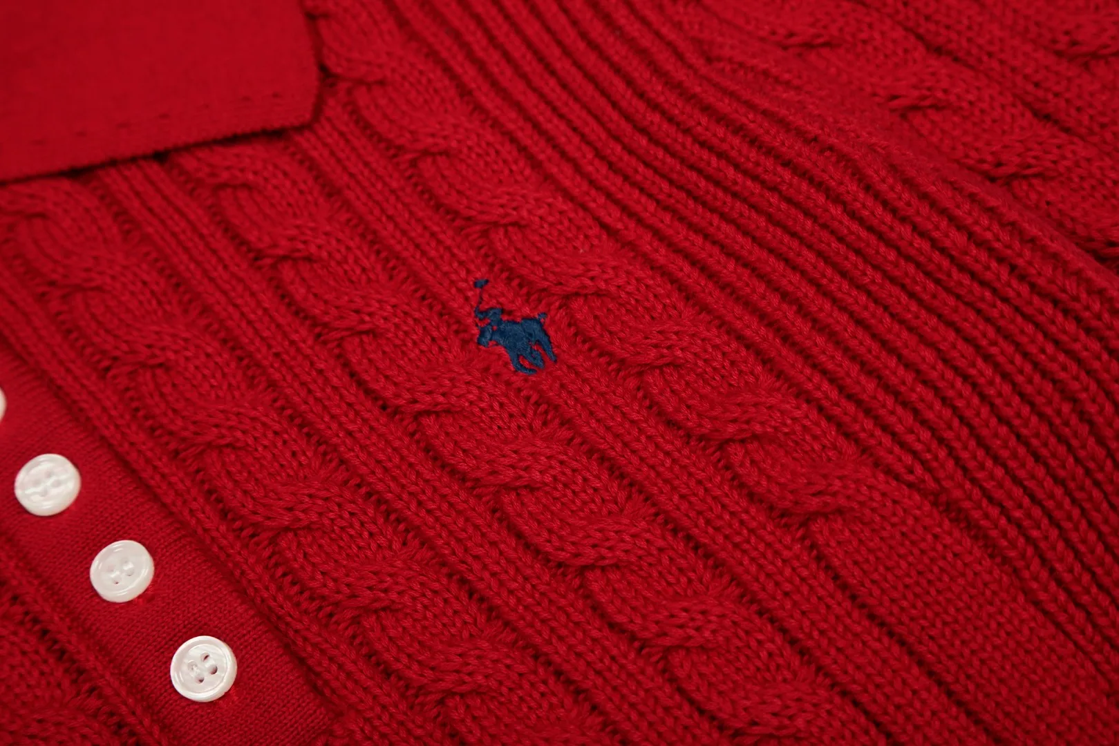 P250 top quality" Style number: DS050# (not off the shelves all year round) [Ralph Lauren lapel twist solid color basic pony embroidery logo goddess sweater] ✅Ralph Lauren Ralph Lauren goddess slim fit POLO lapel twist knit open chest autumn and winter sweater ✅Main supplier platform live broadcast Wholesale entity Wholesale entity Replenish when out of stock Not off the shelf ✅ZP quality 1:1 version Scan the code to enter the GF website Counter quality ✅Details and quality are the only one in Guangzhou. Imported quality cotton yarn, focusing on high-end, cost-effective, good quality needless to say. ✅Restore the original version. The maximum size can be worn up to 150 pounds. Loose, comfortable and stress-free. ✅The upper body is simple and easy to put on. A must-have for goddess ootd. Good-looking clothes are never picky. A must-have in the goddess's wardrobe. Size: S-XL. Color: black, milky white, gray, navy blue, burgundy.